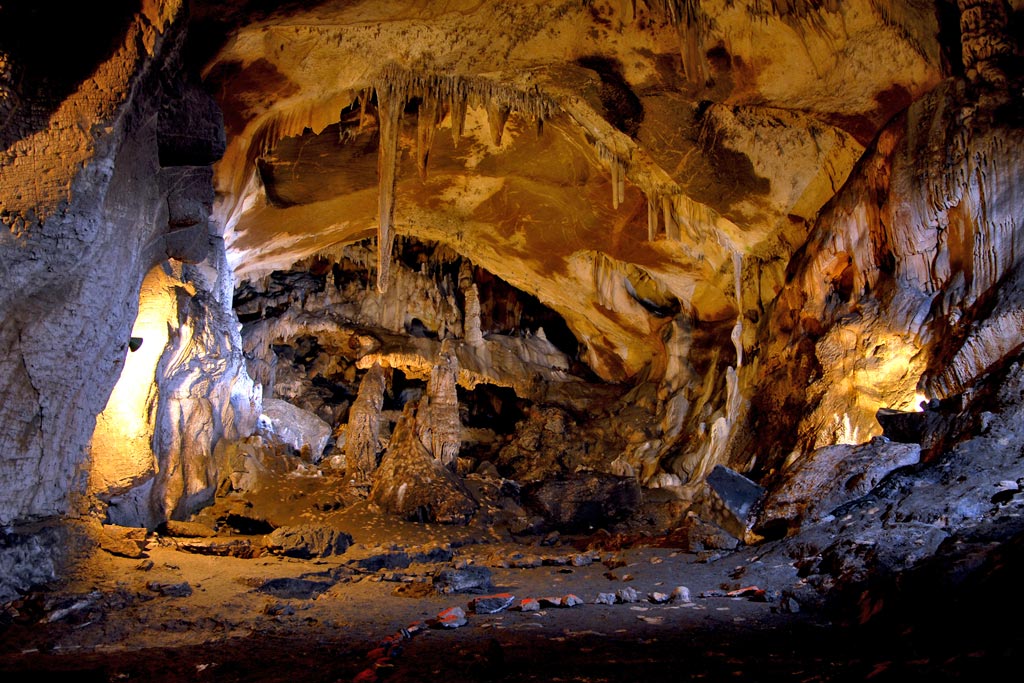 Rutas geológicas y espeleologia en Navarra a las cuevas de isturiz y oxocelhaya en el norte de españa